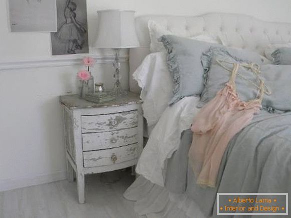 Camera da letto nello stile del cheby chic in grigio, rosa e bianco