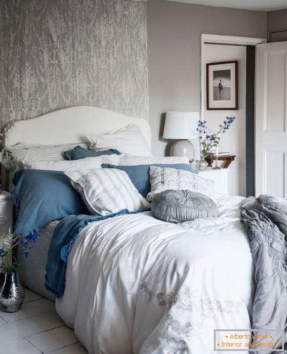 Camera da letto Shebbie chic con pareti grigie, decorazioni bianche e blu