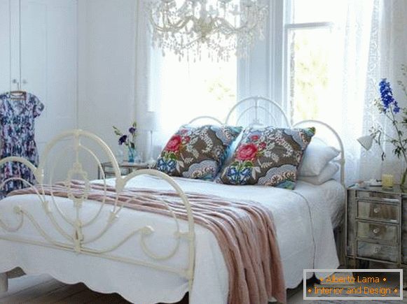 Motivi floreali nel design della camera da letto nello stile del Chebbi + Provence