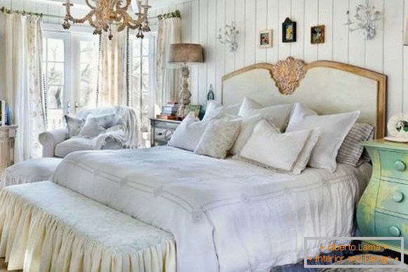 Camera da letto nello stile di cheby chic con elementi della Provenza