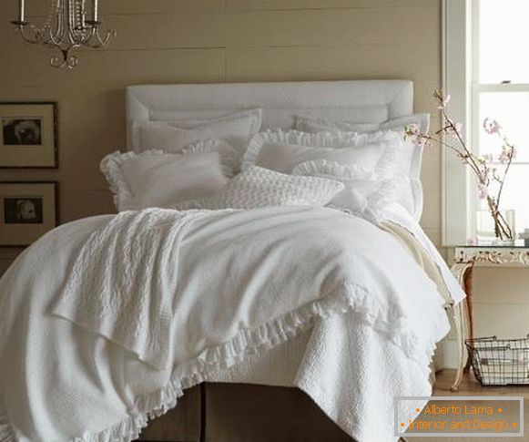 Camera da letto cheby chic nei colori bianco e beige