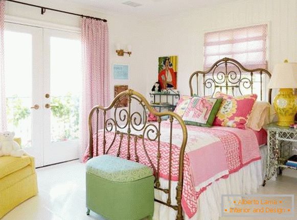 Interno della camera da letto nello stile di una shebbie chic - foto dai colori vivaci