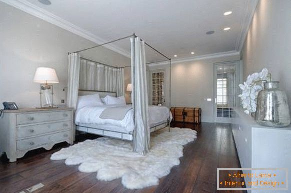 Grande camera da letto cheby chic con pavimento in legno