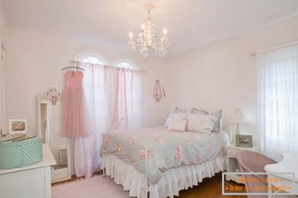 Camera da letto cheby chic in colori pastello