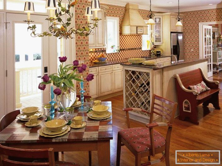 Lo stile country è l'ideale per arredare la cucina. Una piccola cucina in una casa di campagna in stile country è un luogo eccellente per le calde riunioni di famiglia.