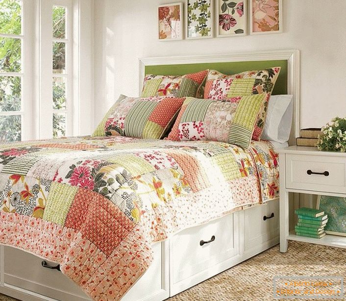 In base allo stile country, vengono scelti elementi decorativi per la camera da letto. Cuscini e Plaid in stile
