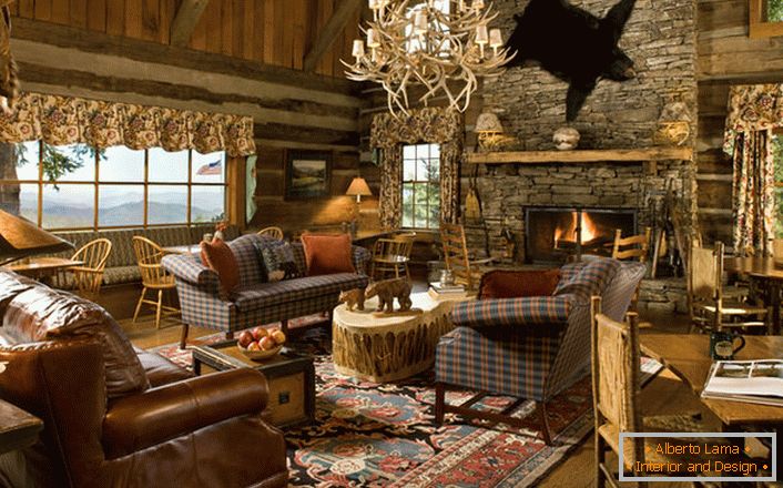 Soggiorno in una casa di caccia in stile country. Lo stile è caratterizzato da una leggera negligenza nel design. 