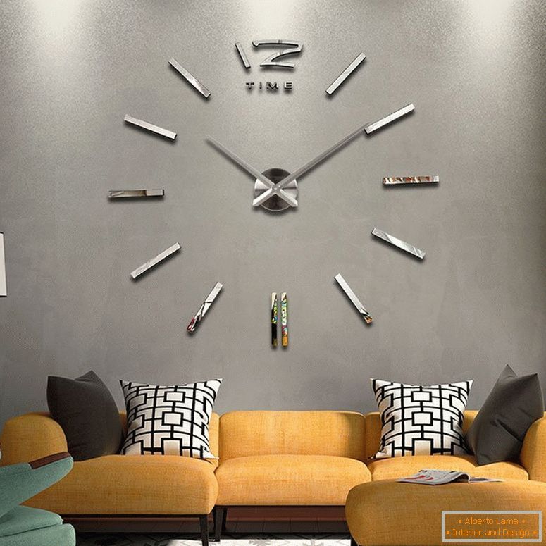 Grande orologio da parete над диваном