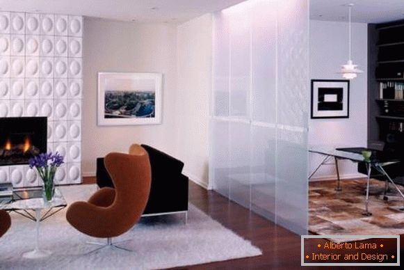La partizione di vetro nell'appartamento studio - soggiorno e ufficio