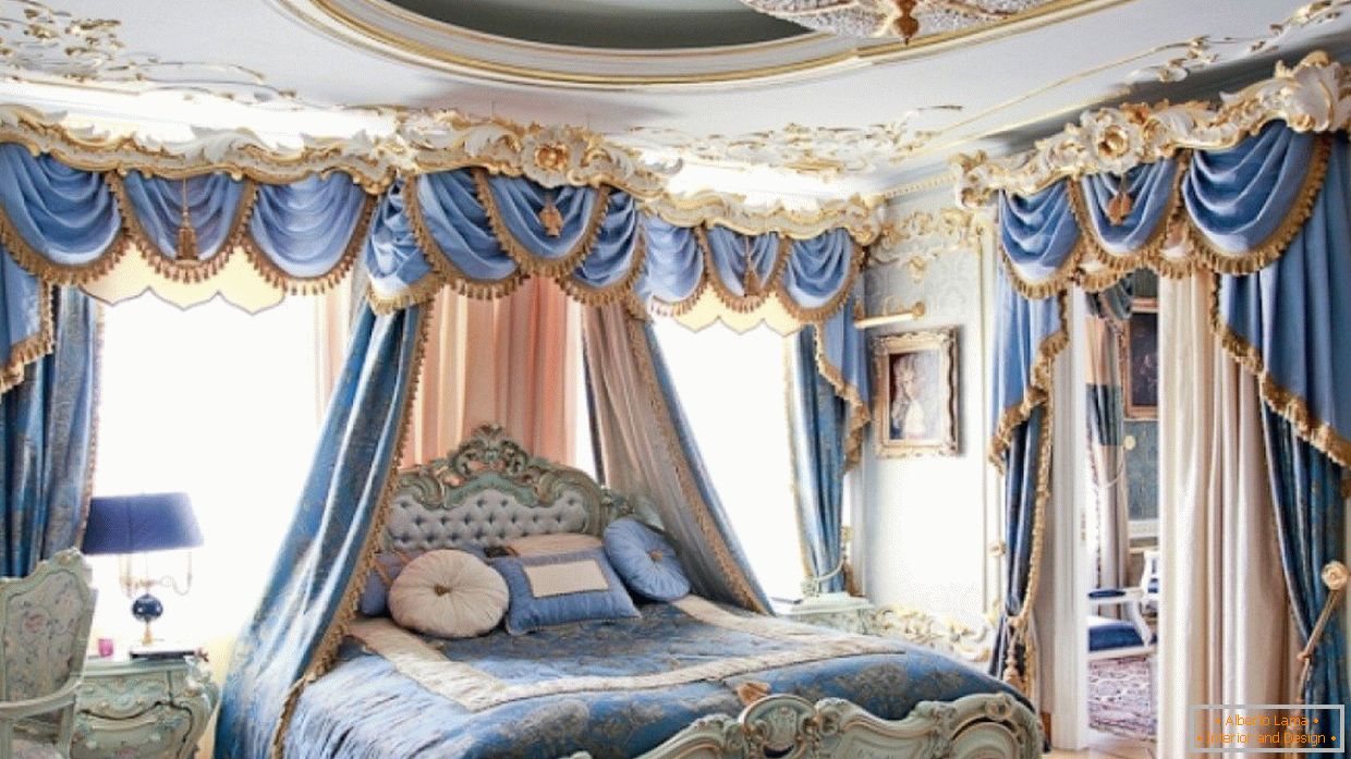 Camera da letto con interni bianchi e blu