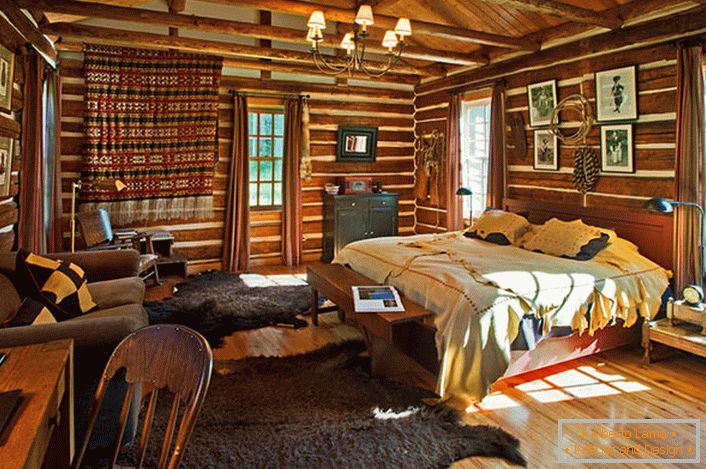 Una camera da letto in stile country country in una piccola casa nella foresta. 