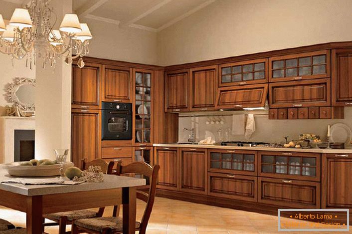 L'angolo cottura per la cucina in stile Liberty è realizzato in legno naturale, che è uno dei requisiti di base del concetto stilistico. 