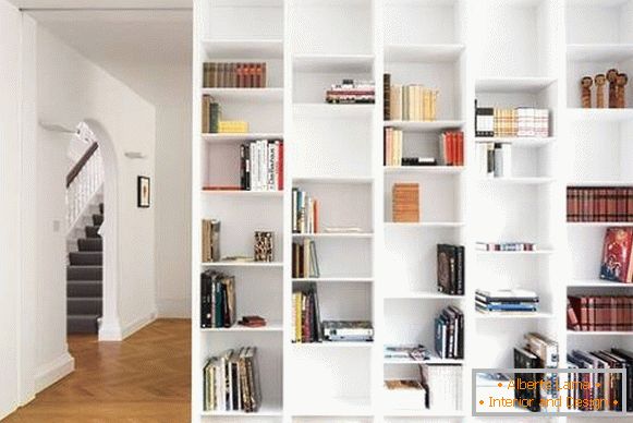Libreria bianca integrata nel muro