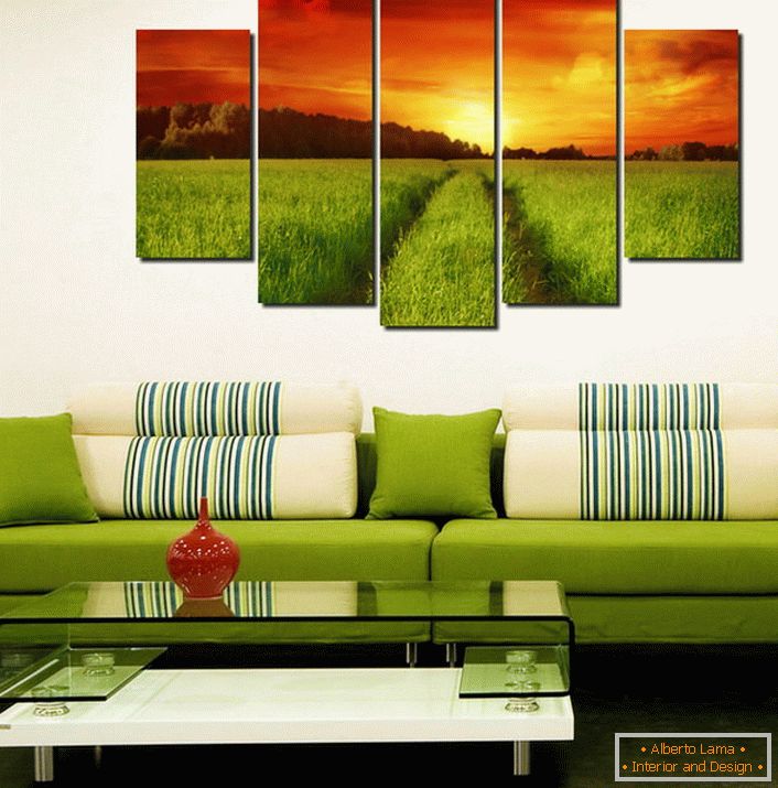 Quadri modulari accuratamente selezionati per un interno individuale. Il campo verde, per così dire, continua il divano, abbinato al tono.