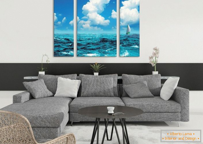 I dipinti modulari con l'immagine del mare rendono la situazione in salotto leggera ed emozionante in estate. 