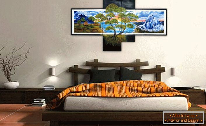 La camera da letto in stile orientale è decorata con dipinti modulari che pesano sulla testata del letto.