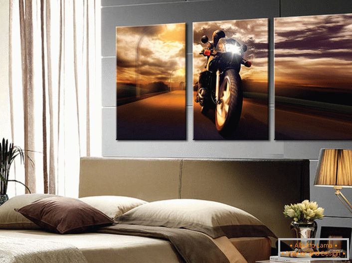 La camera da letto del giovane scapolo è decorata con un dipinto modulare, su cui è raffigurato un motociclista.