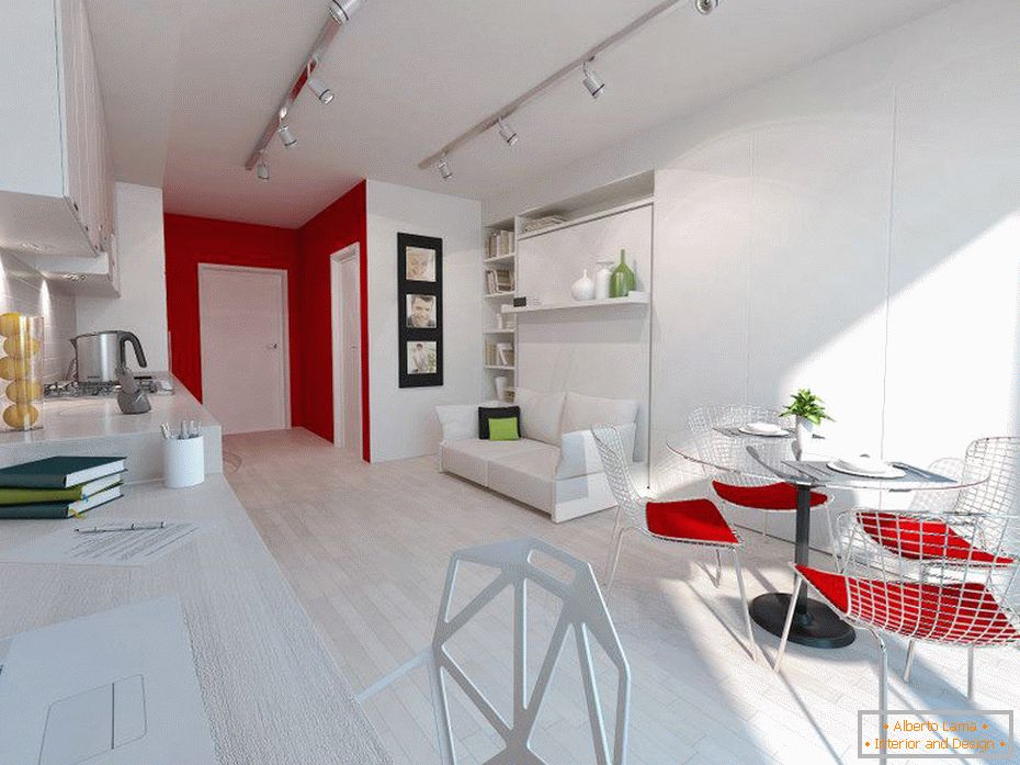 Interno bianco di un piccolo appartamento con accenti rossi