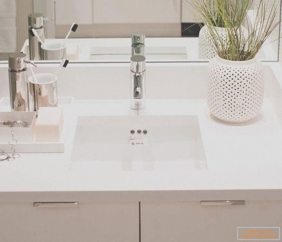 Lavandino bianco con uno specchio in bagno