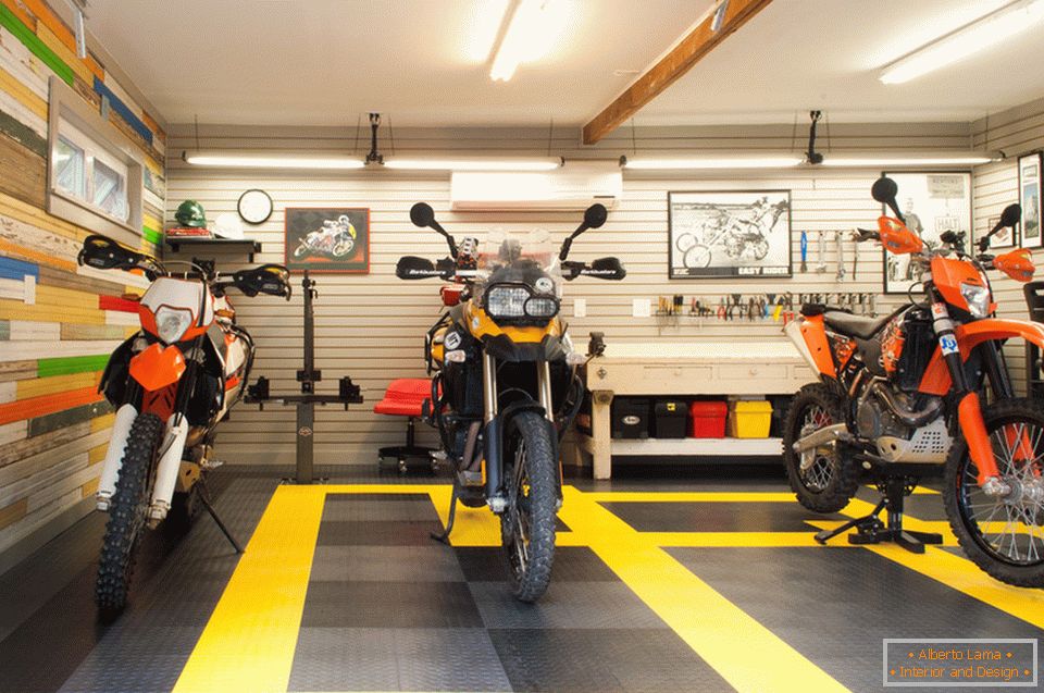 Motociclette nel garage creativo