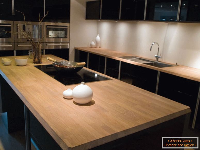 Cucina moderna di design pulito alla moda con elementi in legno nero