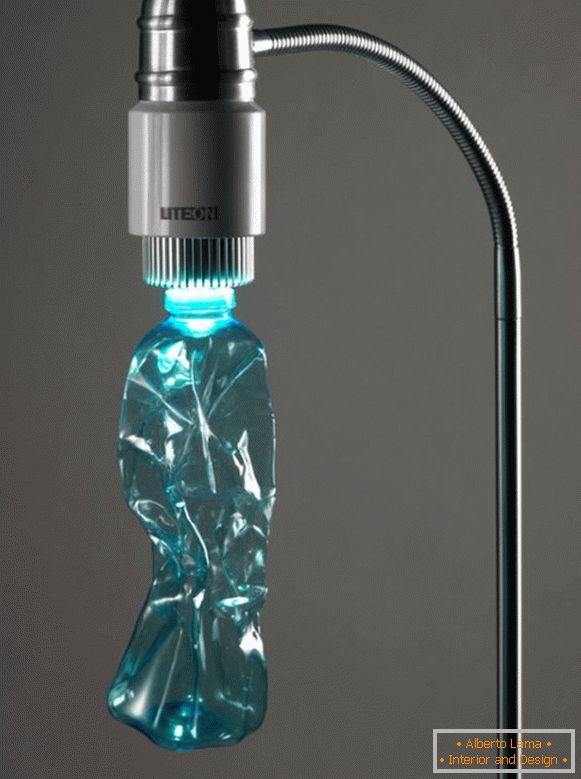 Lampada originale da una bottiglia di plastica