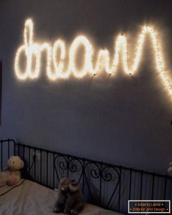 Striscia LED nella decorazione della camera da letto