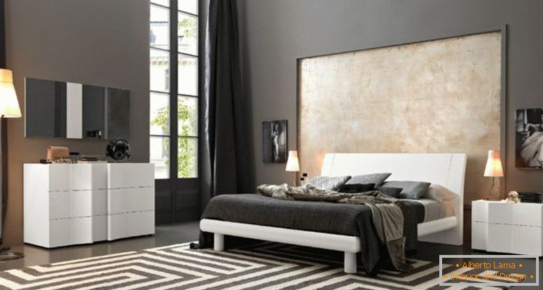 blu-tappeto-on-the-legno-floor_grey-end-of-bed_floral-nero-grigio-blanket_dark-master-bedroom_wooden-platform-letto