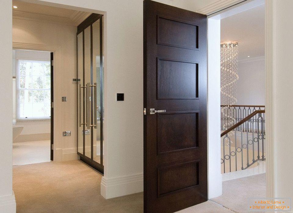Una semplice porta di legno nella stanza