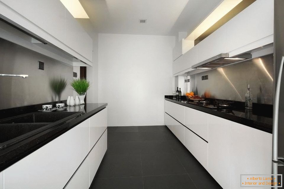 Una cucina bianca stretta e lunga con un pavimento nero