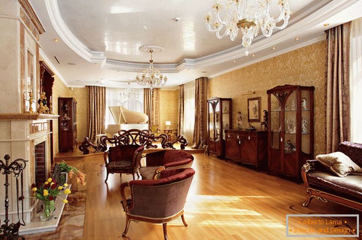 Esempio di mobili correttamente selezionati per il soggiorno in stile inglese. Linee morbide, tappezzeria luminosa e a contrasto, gambe in legno intagliato - le caratteristiche di un nobile stile inglese.