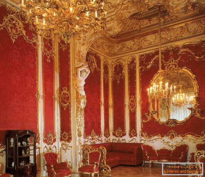 Il soggiorno in casa è adeguatamente decorato con mobili rossi. Il rosso nobile si combina perfettamente con elementi in oro.