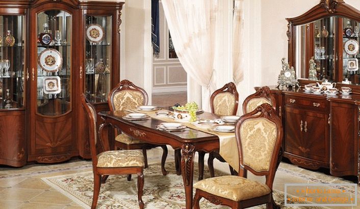 Mobili classici per una camera degli ospiti barocca. Interessante è la combinazione di legno scuro e finitura beige chiaro.