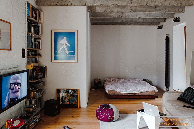 Interno di una camera da letto di un piccolo appartamento in Slovacchia
