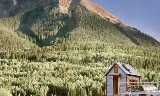 Micro-casa ai piedi della montagna