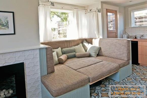 ampio divano letto ad angolo in cucina