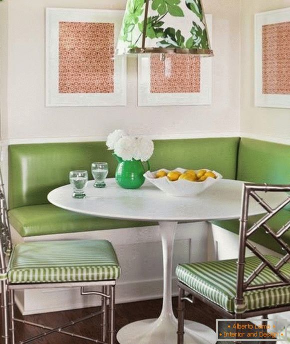 piccolo divano ad angolo verde in cucina