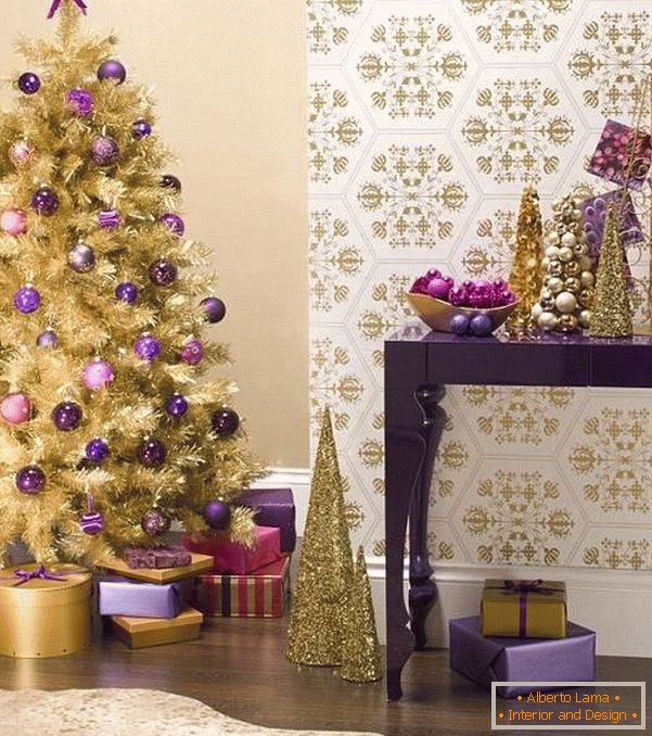 Decorazioni natalizie in tonalità oro e viola