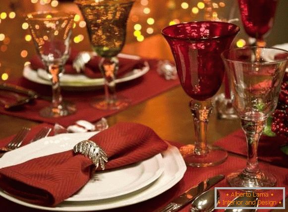 Decorazione della tavola del nuovo anno 2017 - bicchieri, piatto e disposizione generale