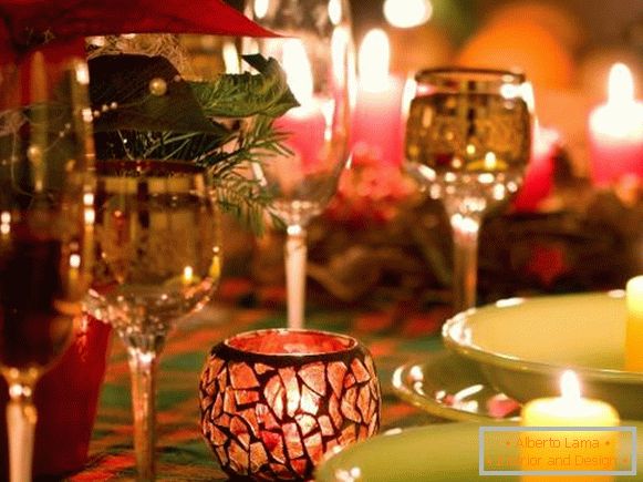 Splendidi bicchieri e candele nell'arredamento della tavola di Capodanno