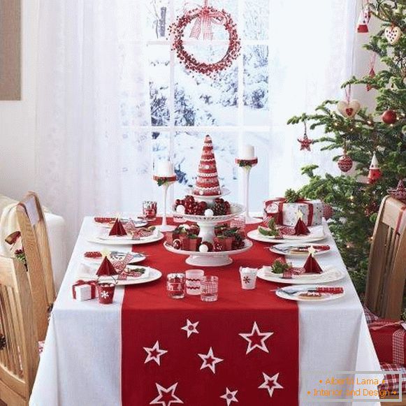 Decorazioni del tavolo di Capodanno con le tue mani nei colori rosso e bianco