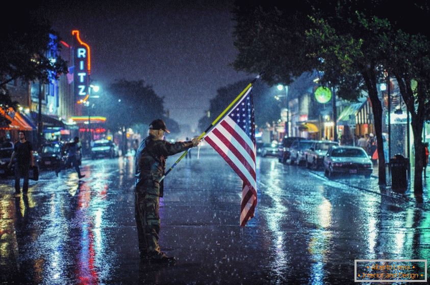 Patriota americano con bandiera all'aperto sotto la pioggia