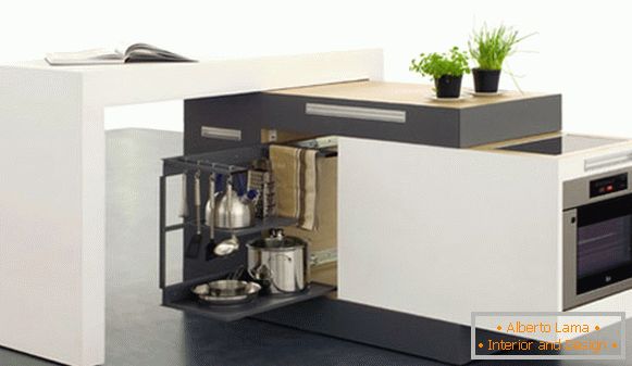 L'interno di una cucina molto piccola: un set da cucina mobile