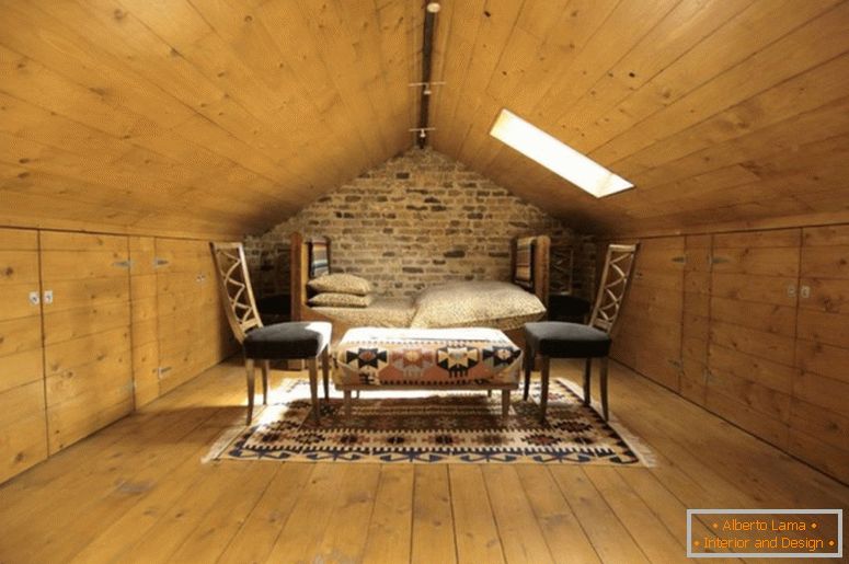 Piccola camera da letto in soffitta