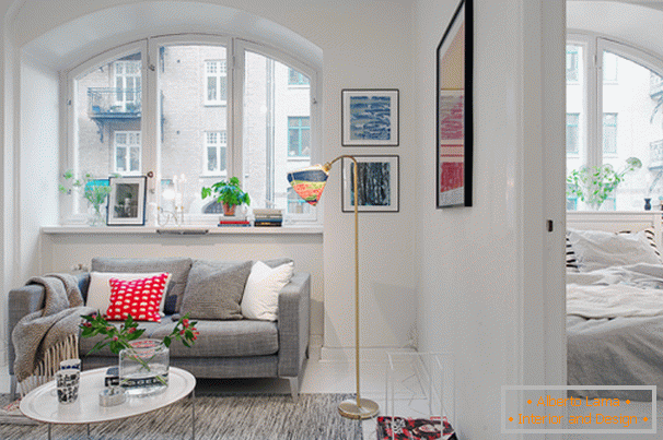 Soggiorno e camera da letto di un piccolo appartamento in stile scandinavo