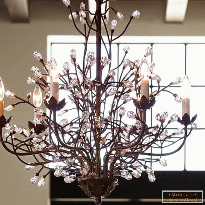 Un esempio corretto di un lampadario che imita un ramo di un albero, per una stanza in stile country. 