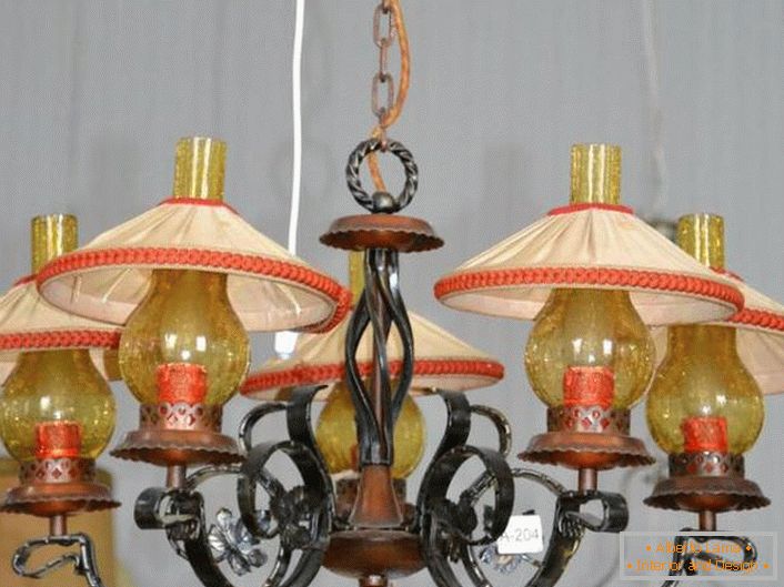 L'idea di creare un lampadario è stata presa in prestito da una casa di campagna. Un modello interessante per decorare una camera per gli ospiti in stile country in un capanno da caccia. 