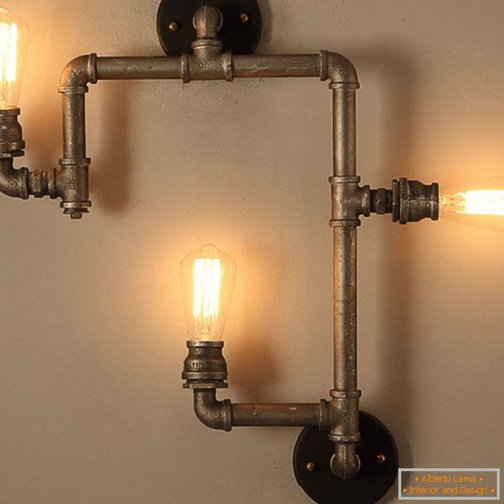 La lampada emette una luce soffusa. Un'opzione eccellente per decorare un piccolo corridoio in stile country.