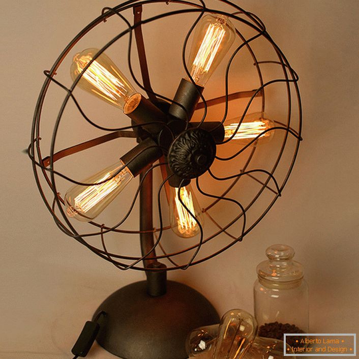 Una lampada da tavolo sotto forma di un vecchio fan lo farà