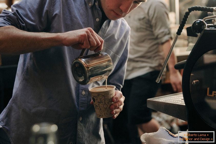 Barista al lavoro